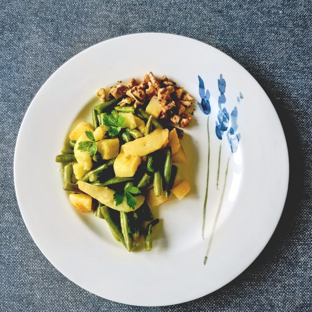 Aardappels met gebakken peren en walnoot