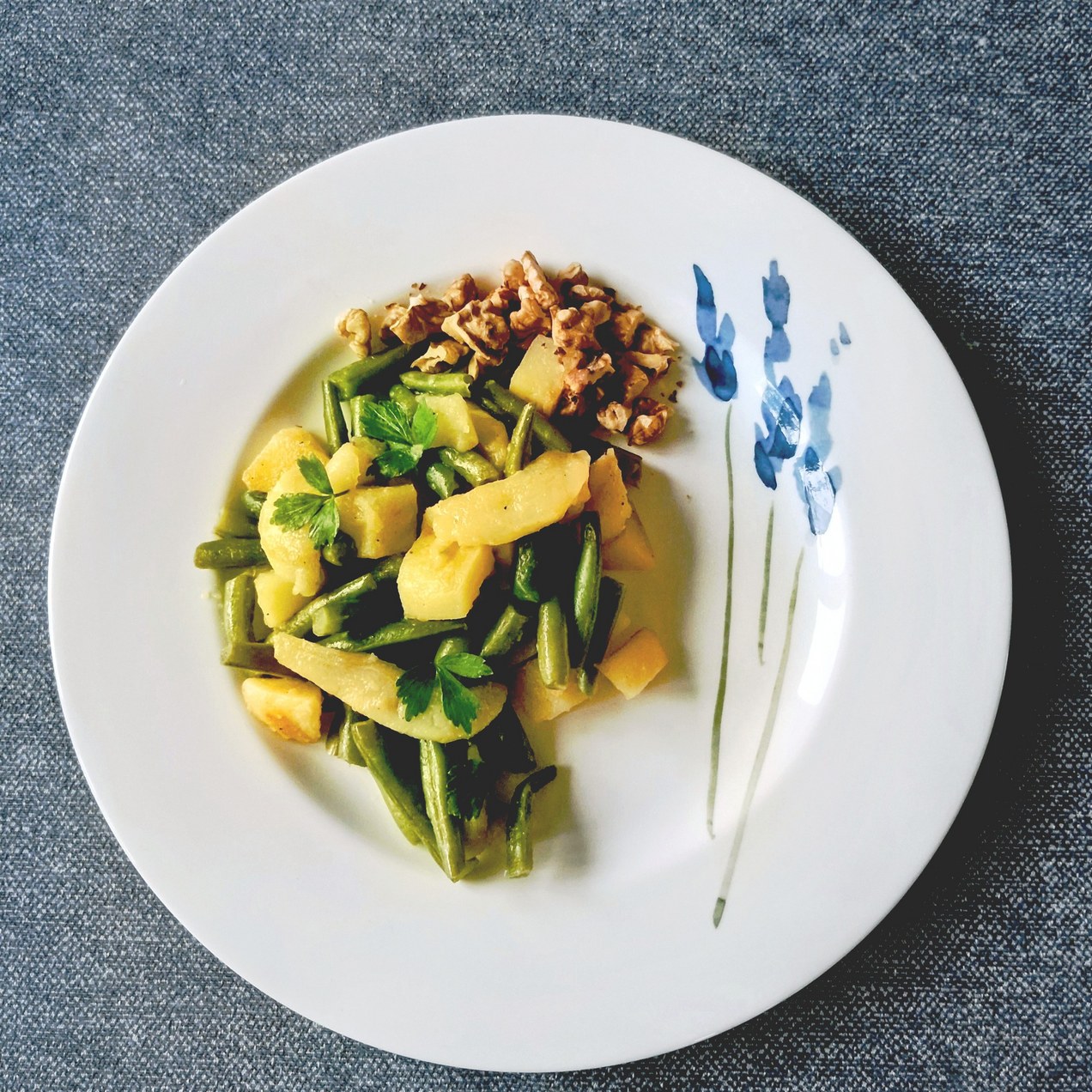 Aardappels met gebakken peren en walnoot